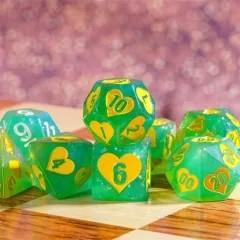 7pcs Dice Resin Pattern Hearts Yellow Font Green