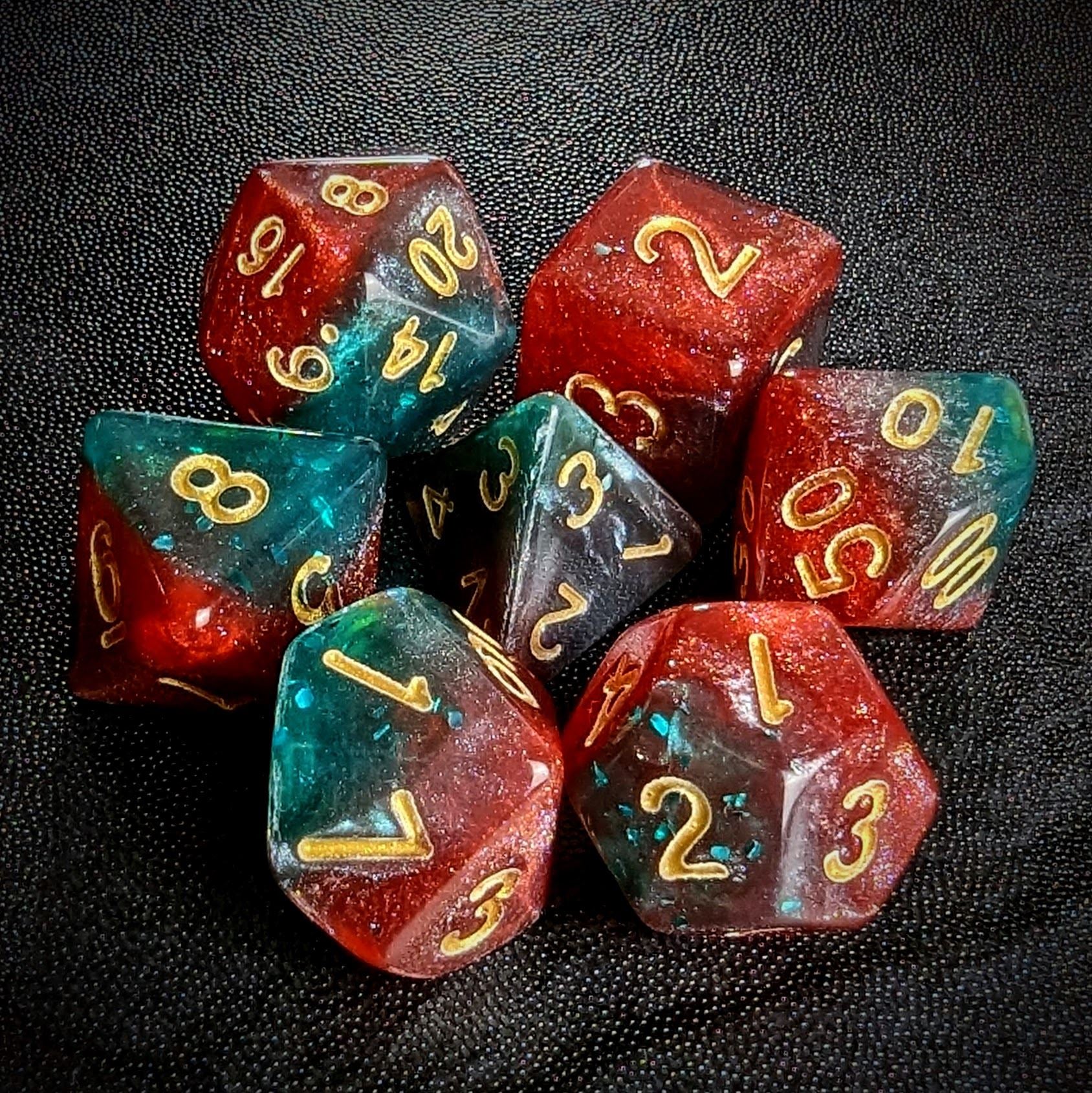Glitter in Red & Green Acrylic - 7pcs RPG Full Dice Set