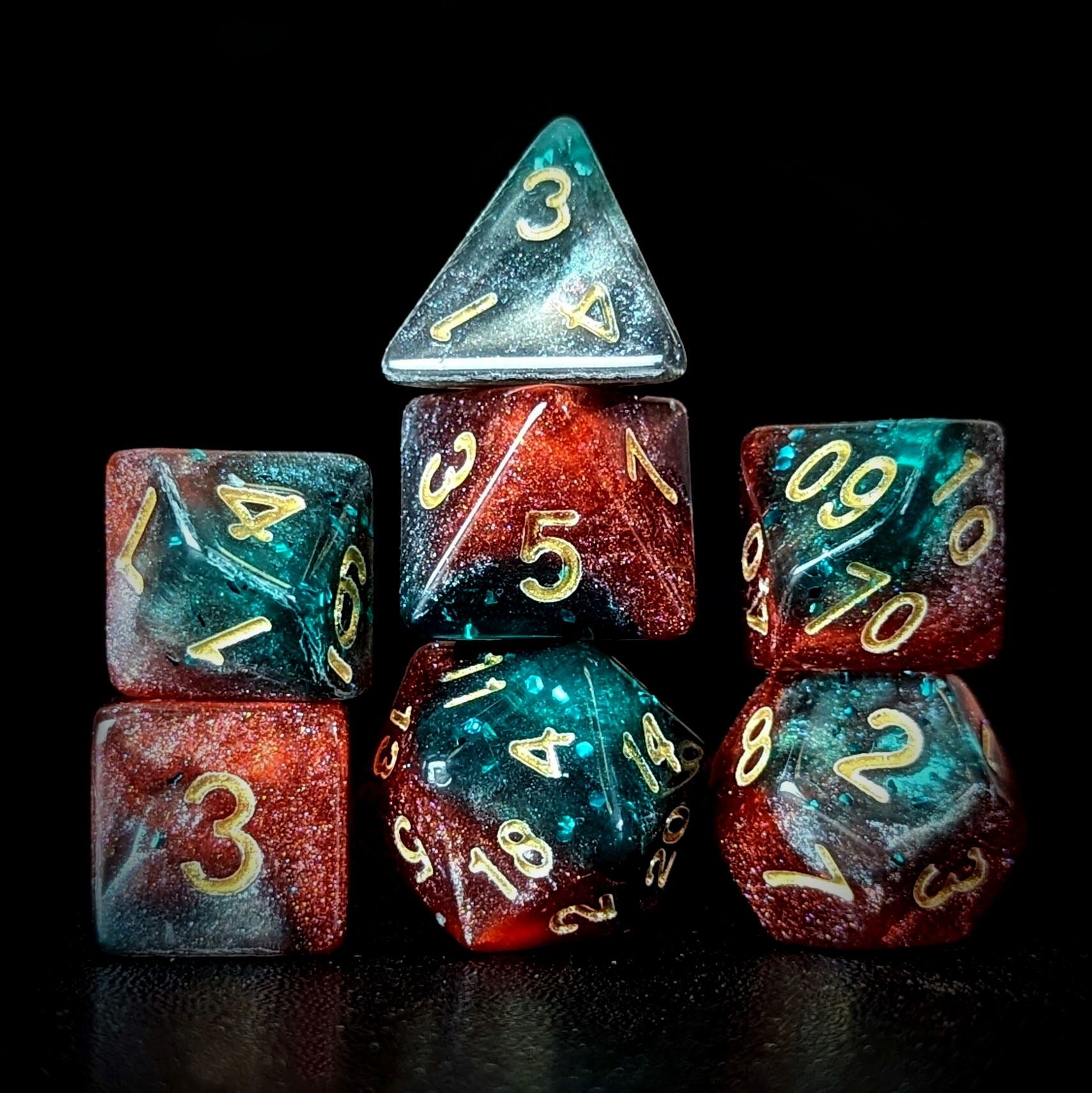 Glitter in Red & Green Acrylic - 7pcs RPG Full Dice Set
