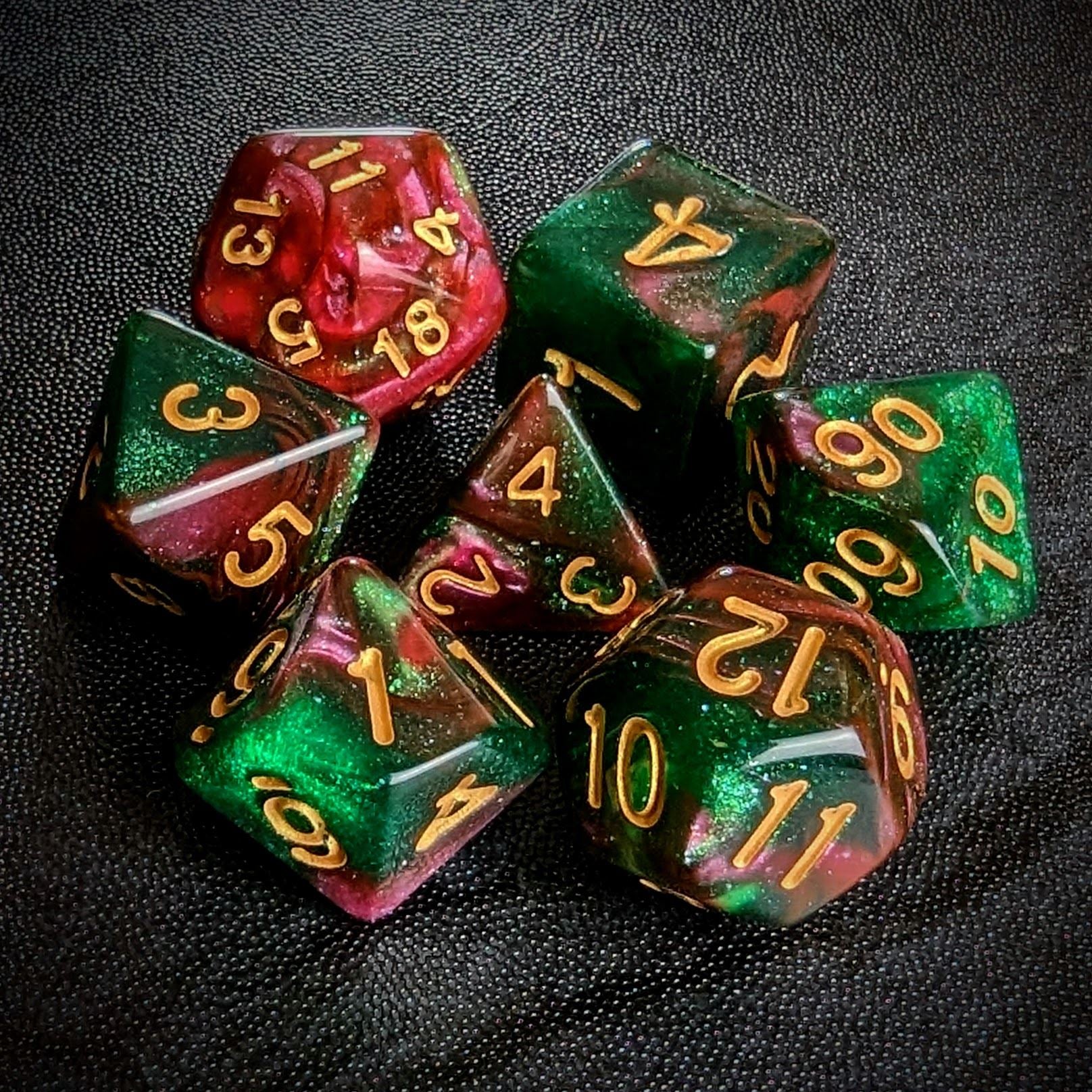 Glitter in Red & Green Acrylic - 7pcs RPG Full Dice Set